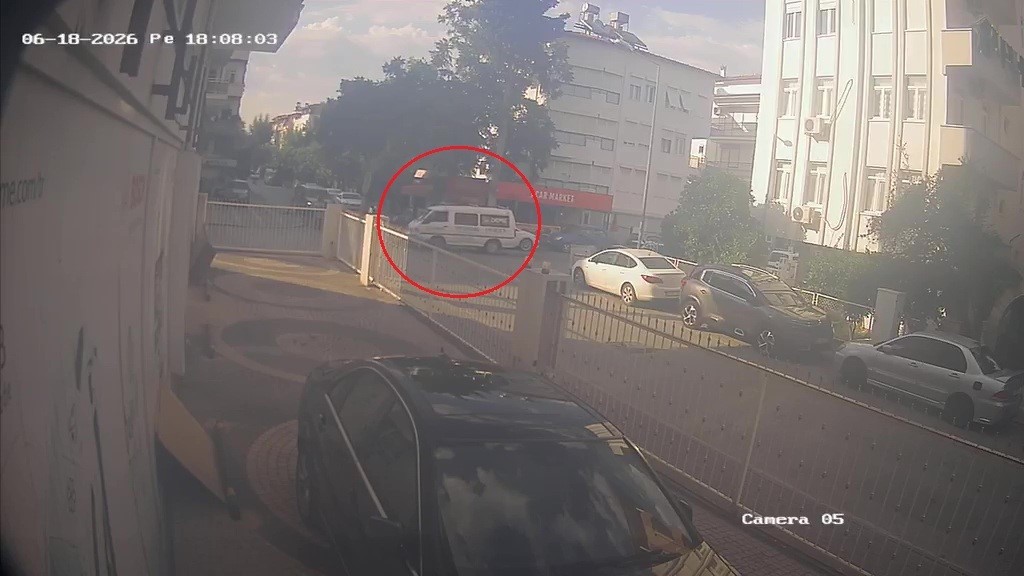 Kamyonetle çarpışan motosikletin sürücüsü kazayı kask sayesinde kazayı hafif sıyrıklarla atlattı