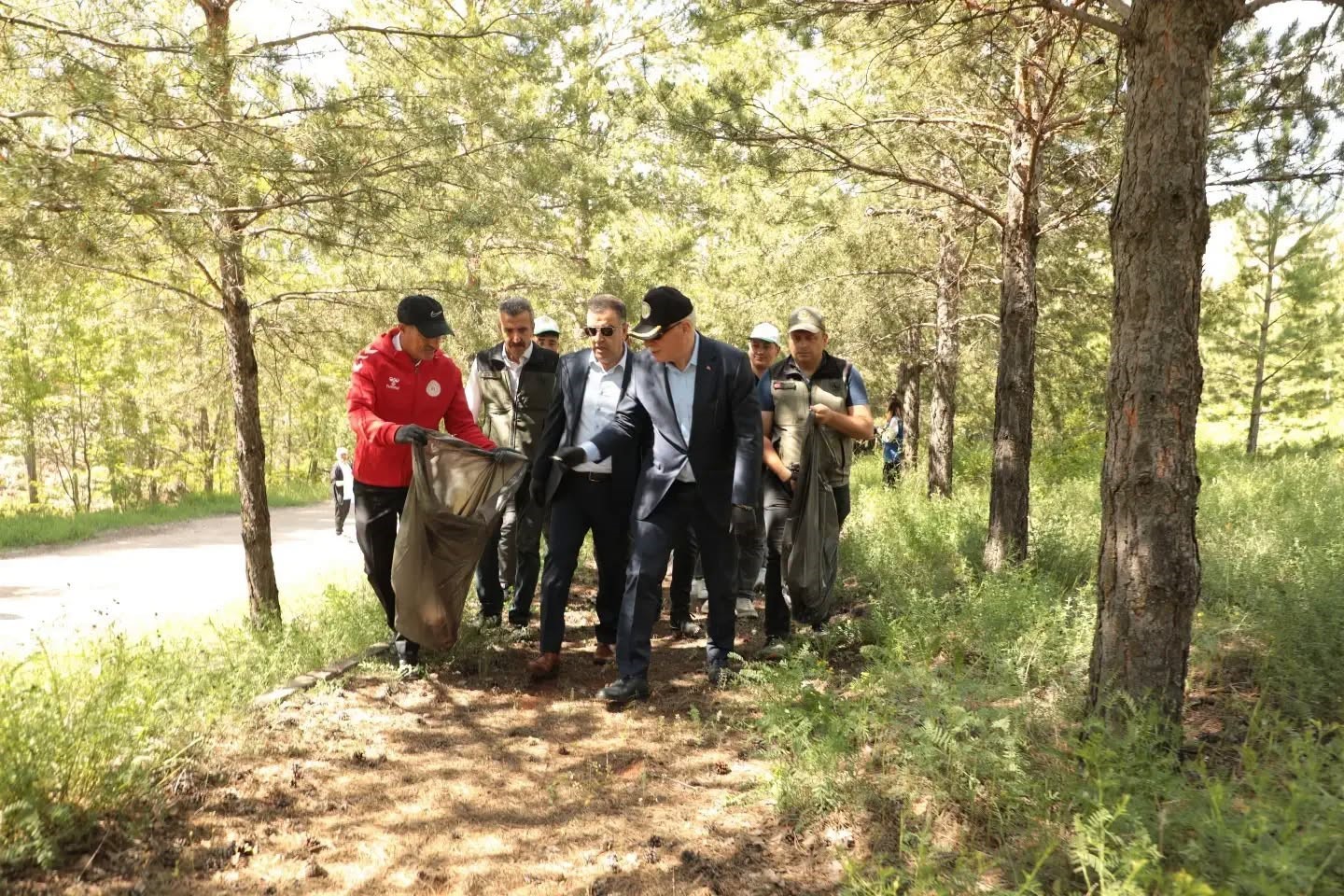 Bayburt’ta ‘Orman Benim’ etkinliğiyle çevre temizliği yapıldı
