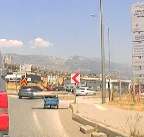 Trafikte beklerken motosiklet üzerinde oynamaya başladı