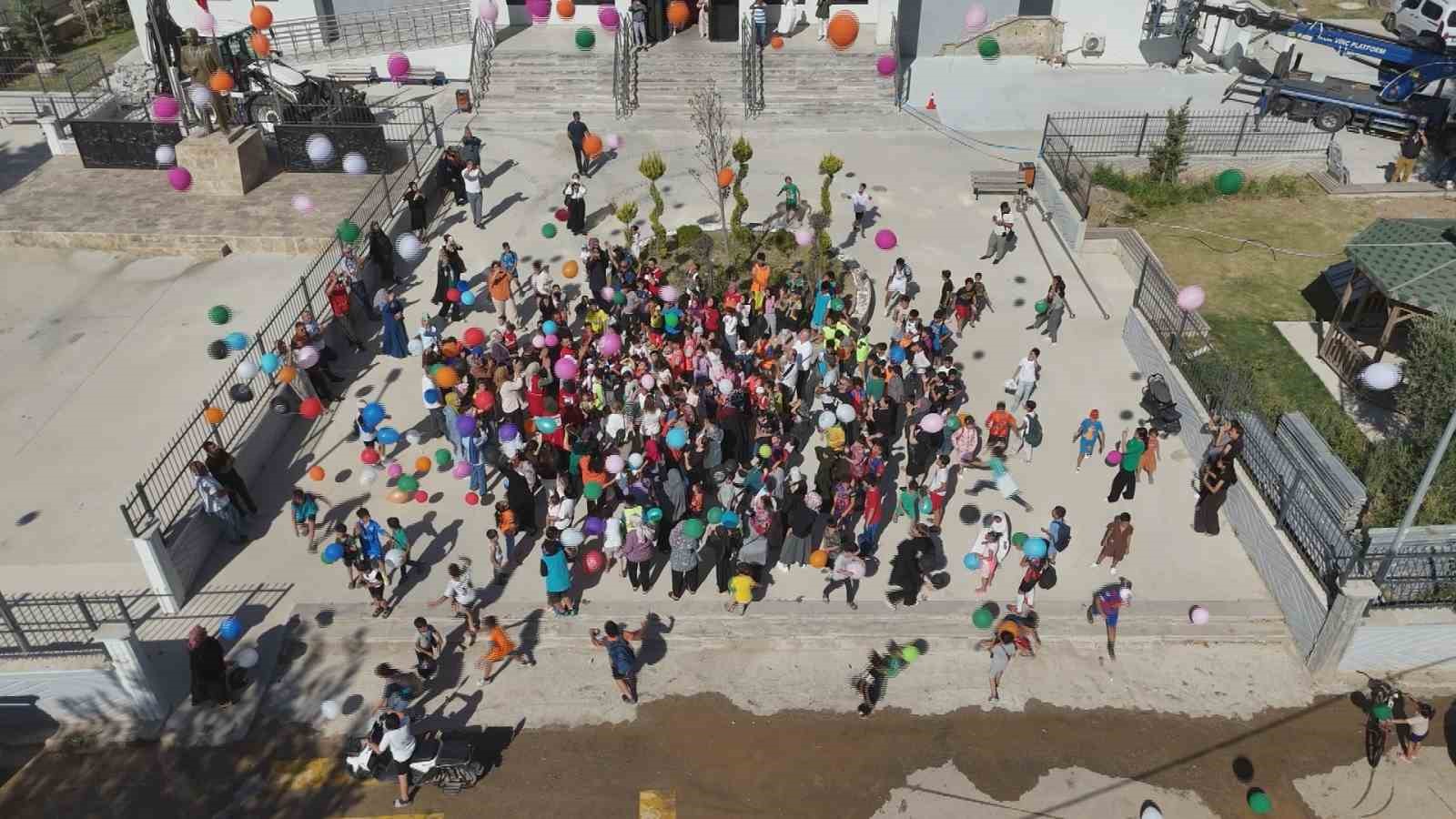 Doktorların yaşayamayacağını söylediği 8 yaşındaki Hülya’nın beyin tümörüne karşı geçirdiği başarılı ameliyat gökyüzüne bırakılan balonlarla kutlandı