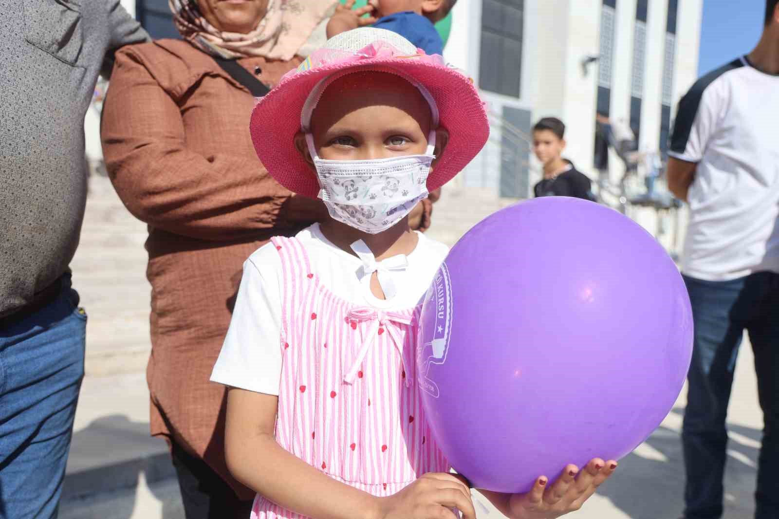 Doktorların yaşayamayacağını söylediği 8 yaşındaki Hülya’nın beyin tümörüne karşı geçirdiği başarılı ameliyat gökyüzüne bırakılan balonlarla kutlandı