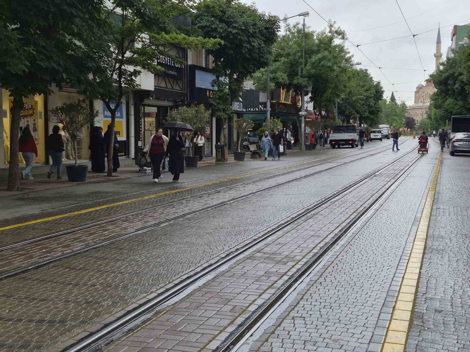 Eskişehir güne hafif sağanakla başladı