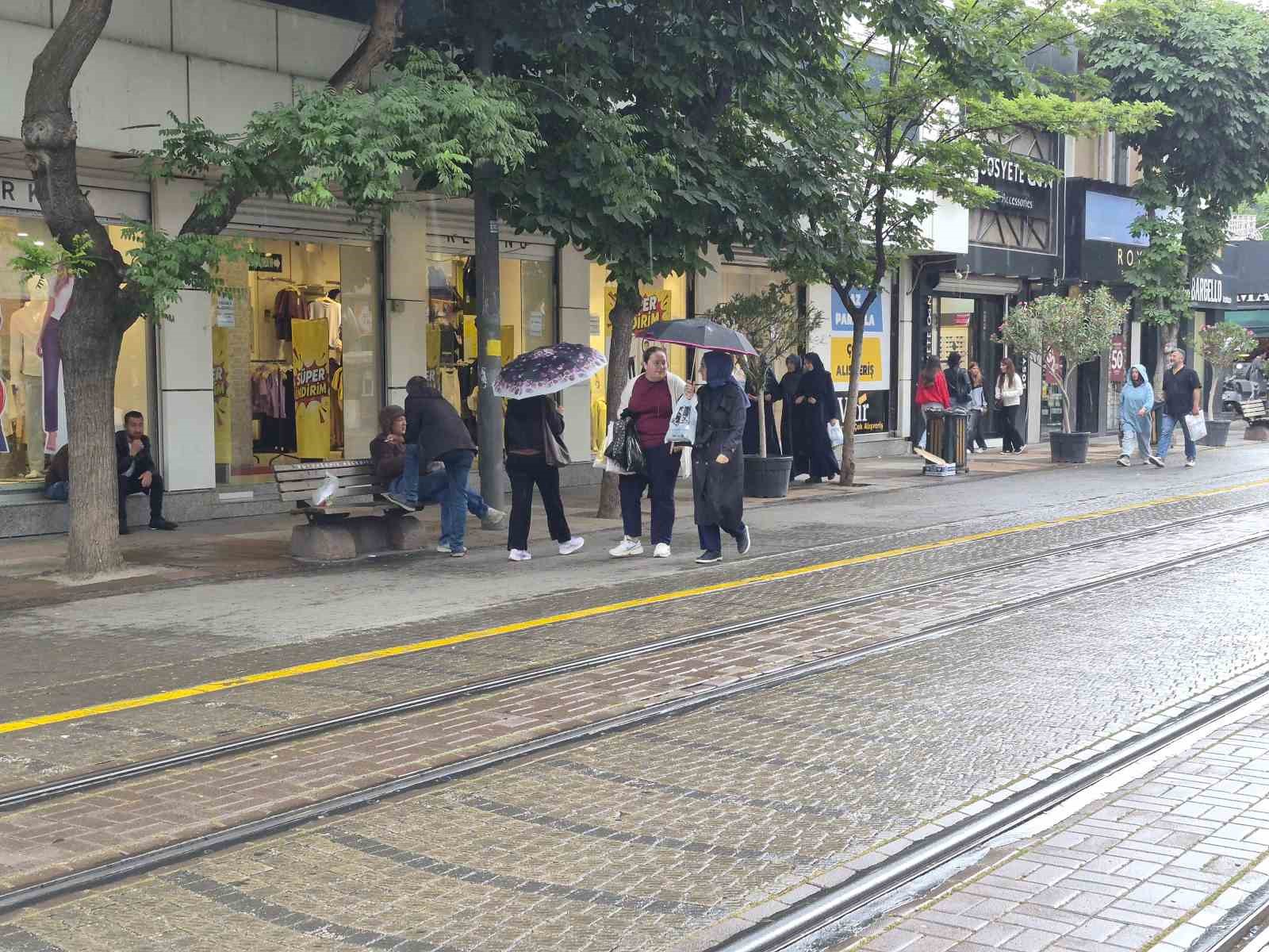 Eskişehir güne hafif sağanakla başladı