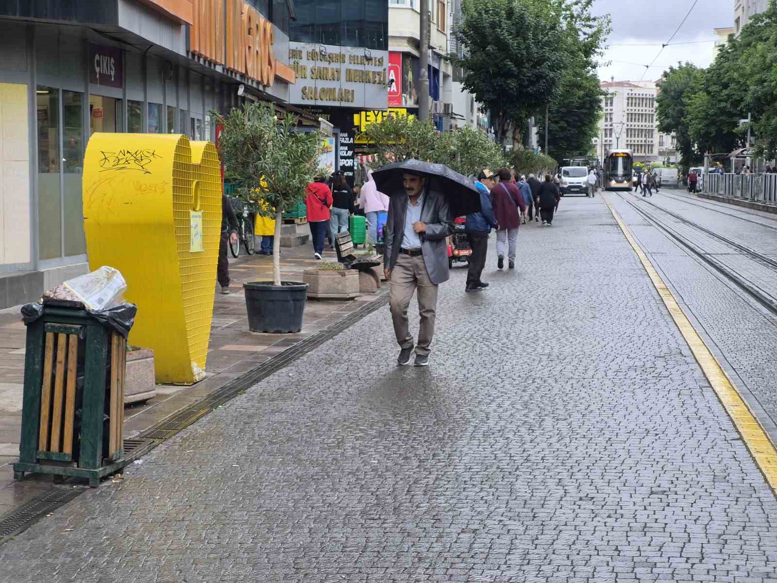 Eskişehir güne hafif sağanakla başladı