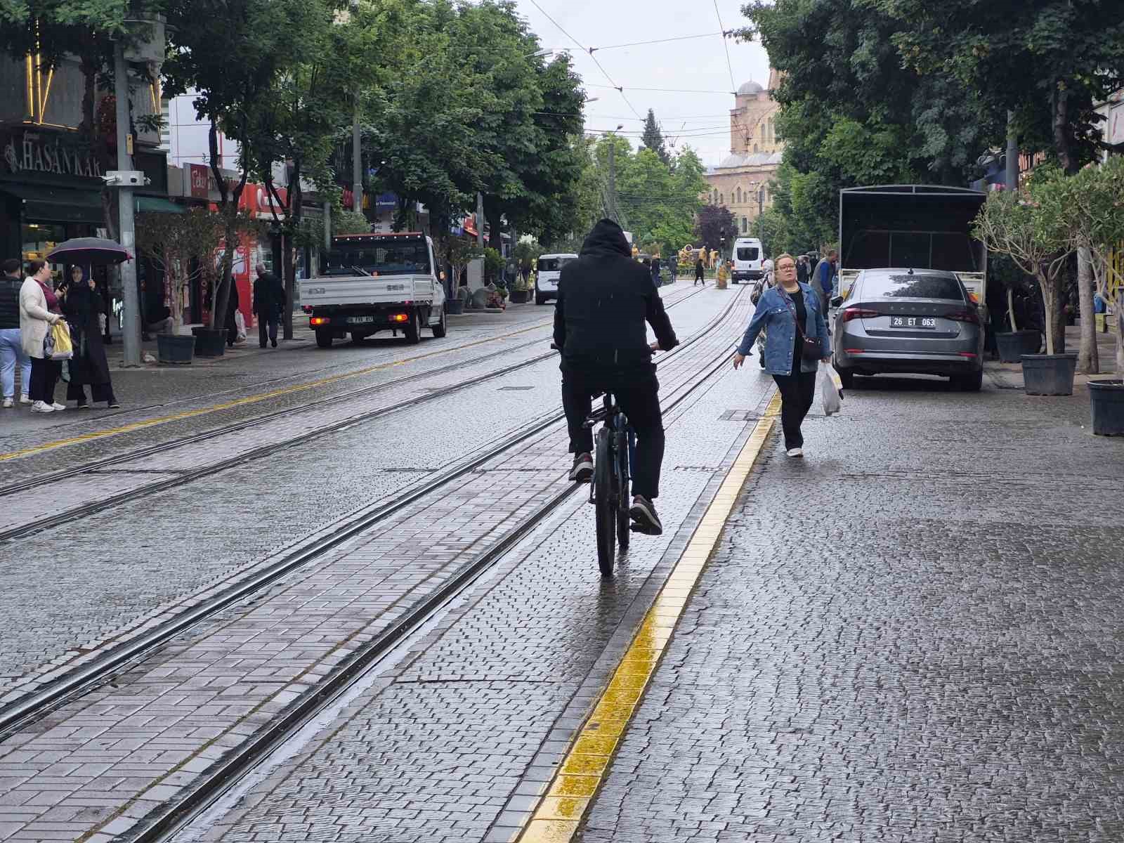 Eskişehir güne hafif sağanakla başladı