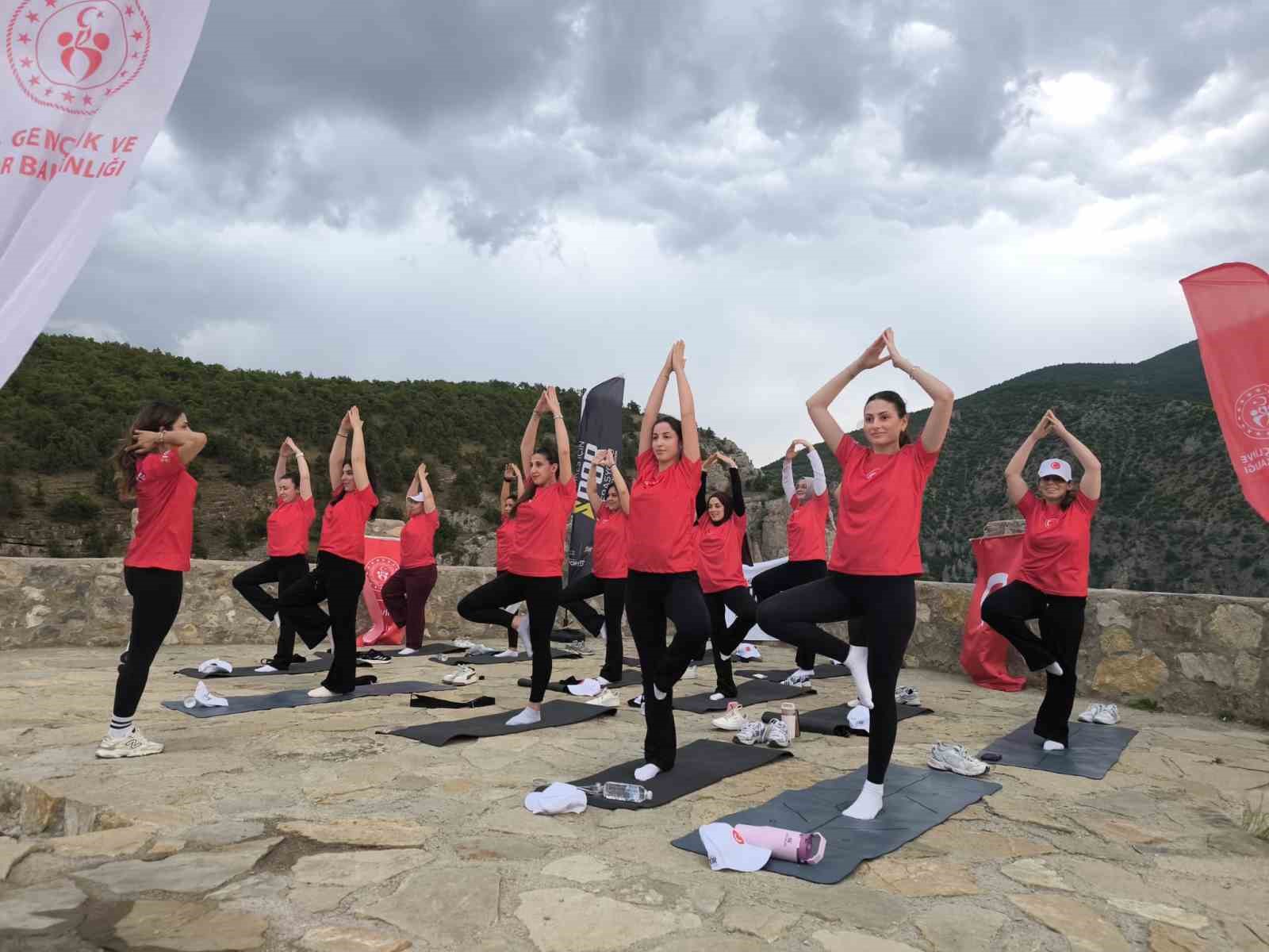 Cehennem Deresi Kanyonu’nda dünya yoga günü etkinliği