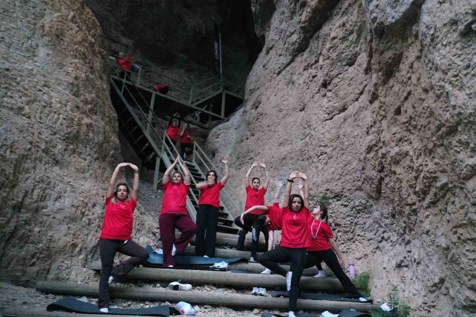 Cehennem Deresi Kanyonu’nda dünya yoga günü etkinliği