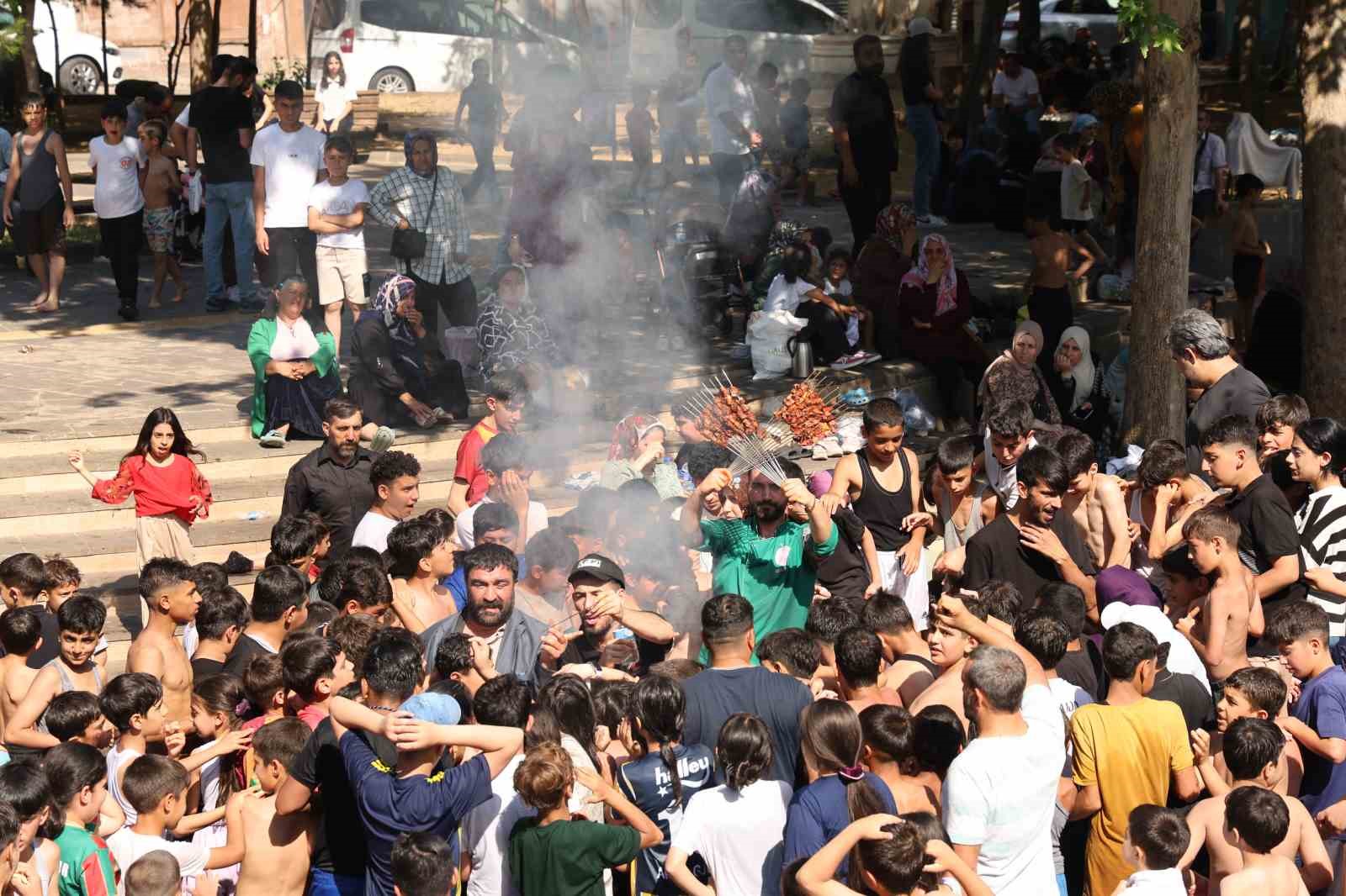 Havuzdan çıkan çocuklara ciğer sürprizi