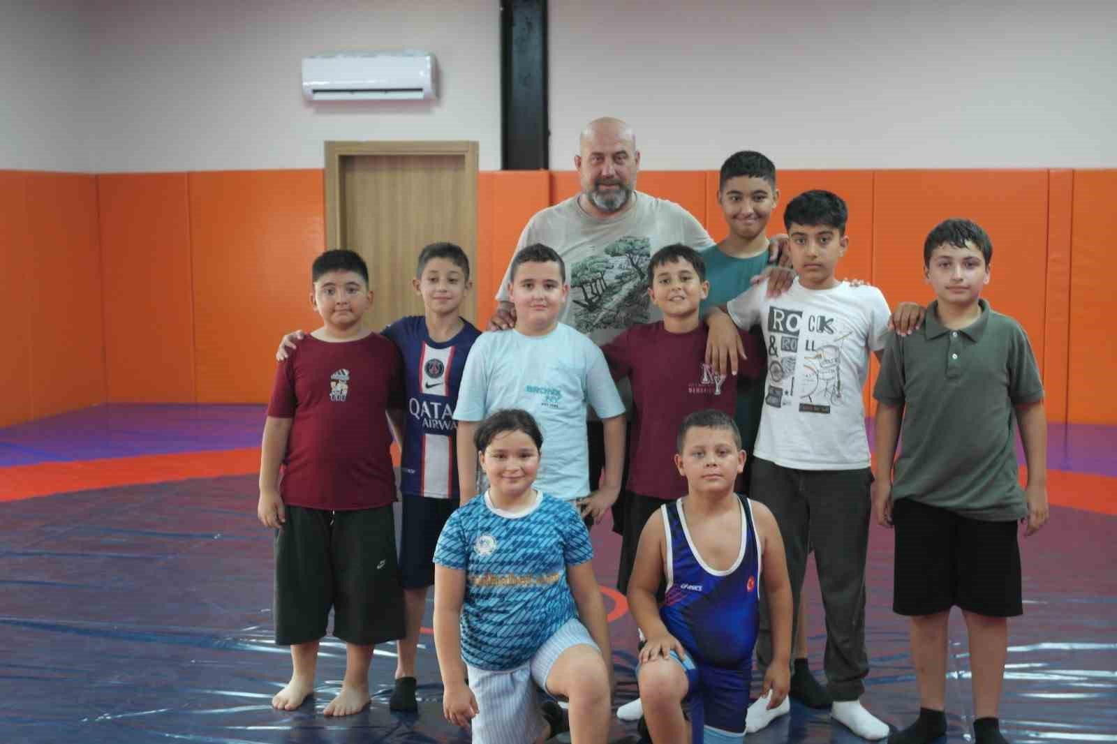 Güreşte 10 yaşındaki minik kız tuttuğunu deviriyor