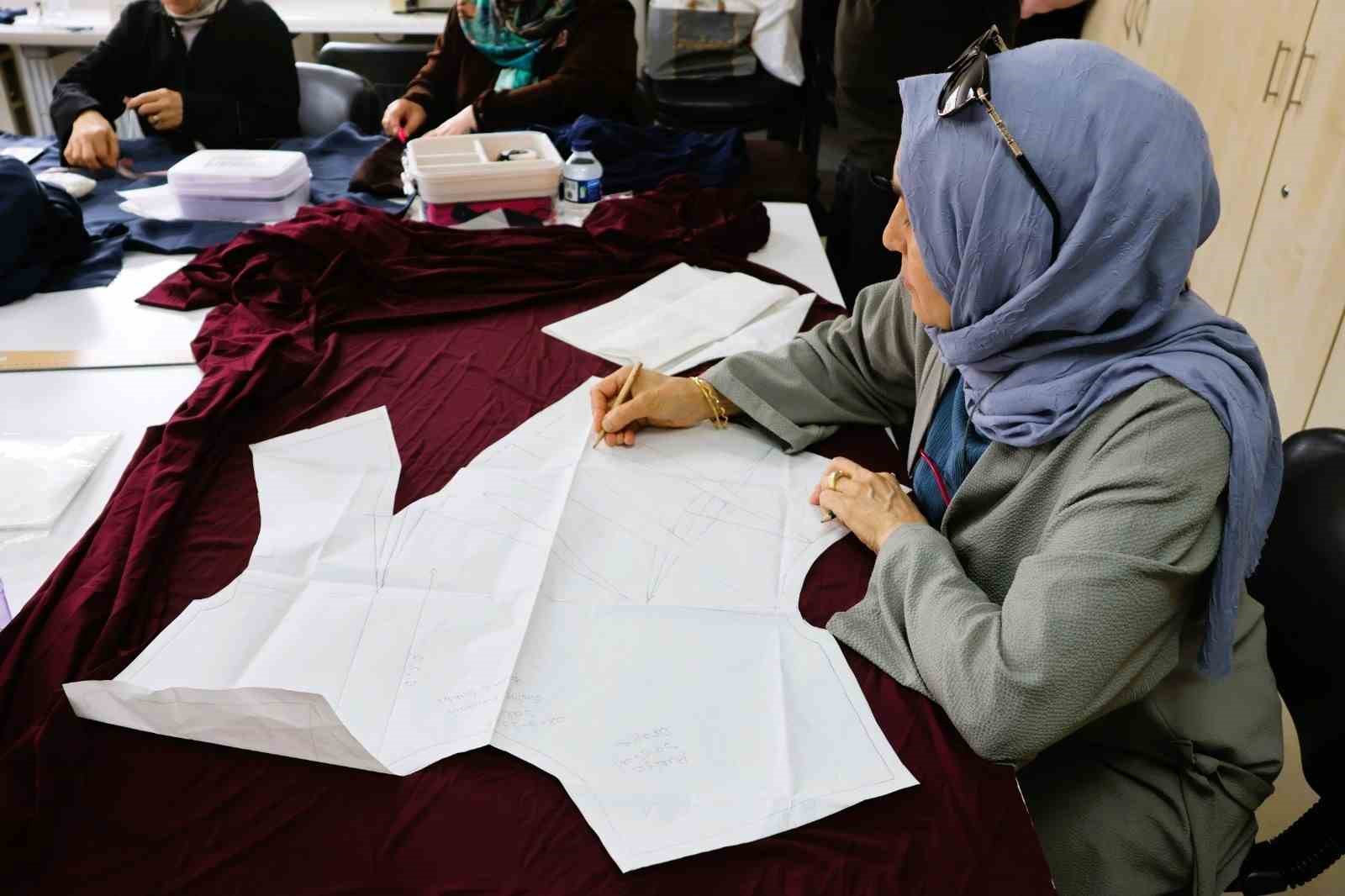 Ümraniye’de kumaşlar tasarıma, hayaller mesleğe dönüşüyor