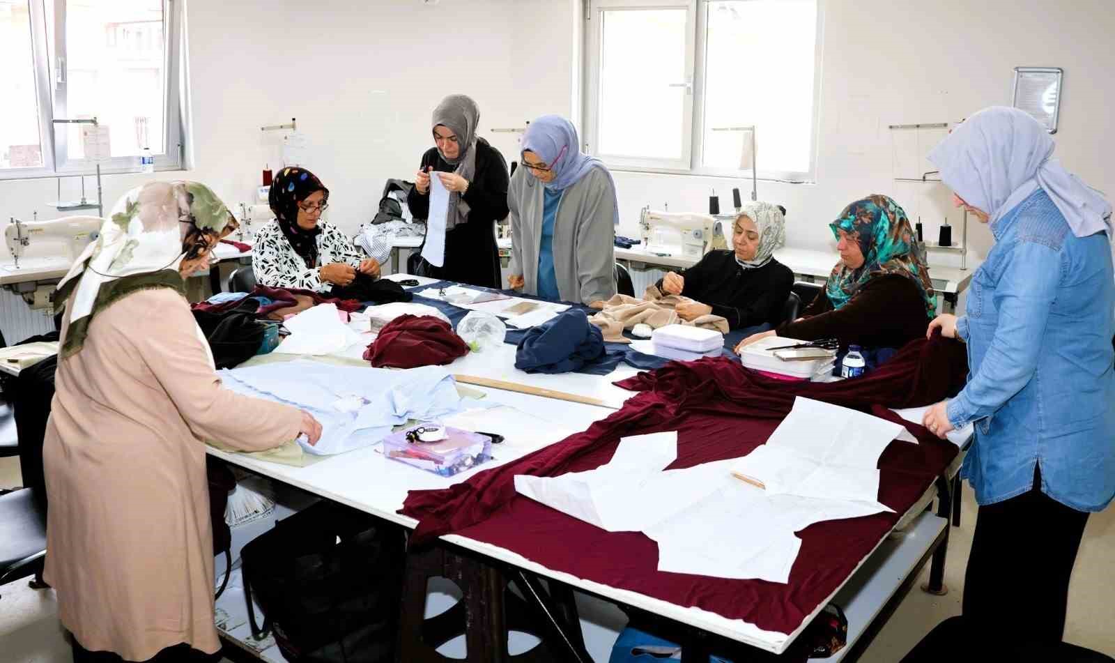 Ümraniye’de kumaşlar tasarıma, hayaller mesleğe dönüşüyor