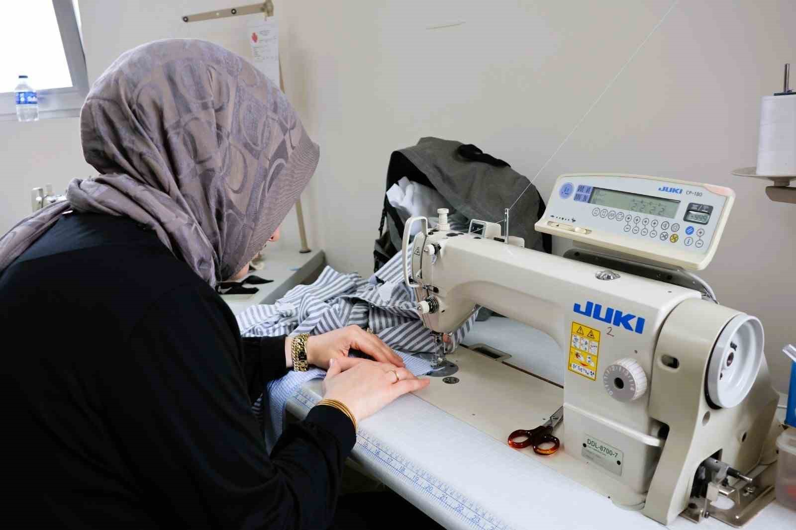 Ümraniye’de kumaşlar tasarıma, hayaller mesleğe dönüşüyor