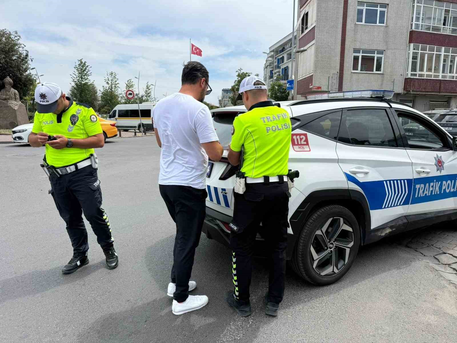 Büyükçekmece’de abart egzoz kullanan ehliyetsiz sürücüye 266 bin lira ceza