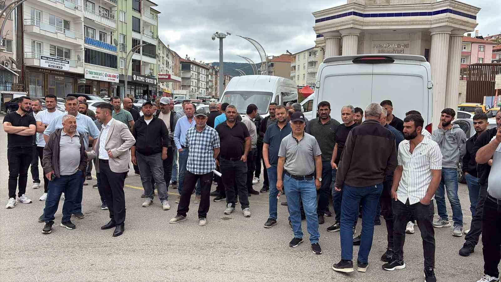 Yozgat’ta 4 aydır maaşlarını alamadıklarını ileri süren maden işçileri işvereni protesto etti