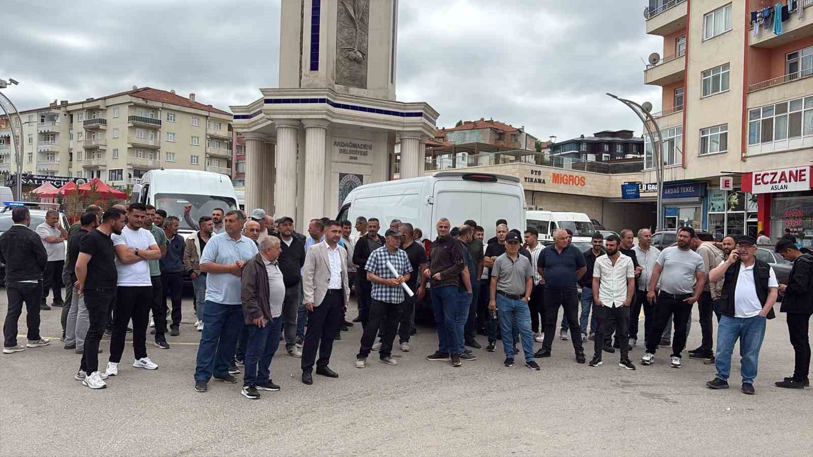 Yozgat’ta 4 aydır maaşlarını alamadıklarını ileri süren maden işçileri işvereni protesto etti