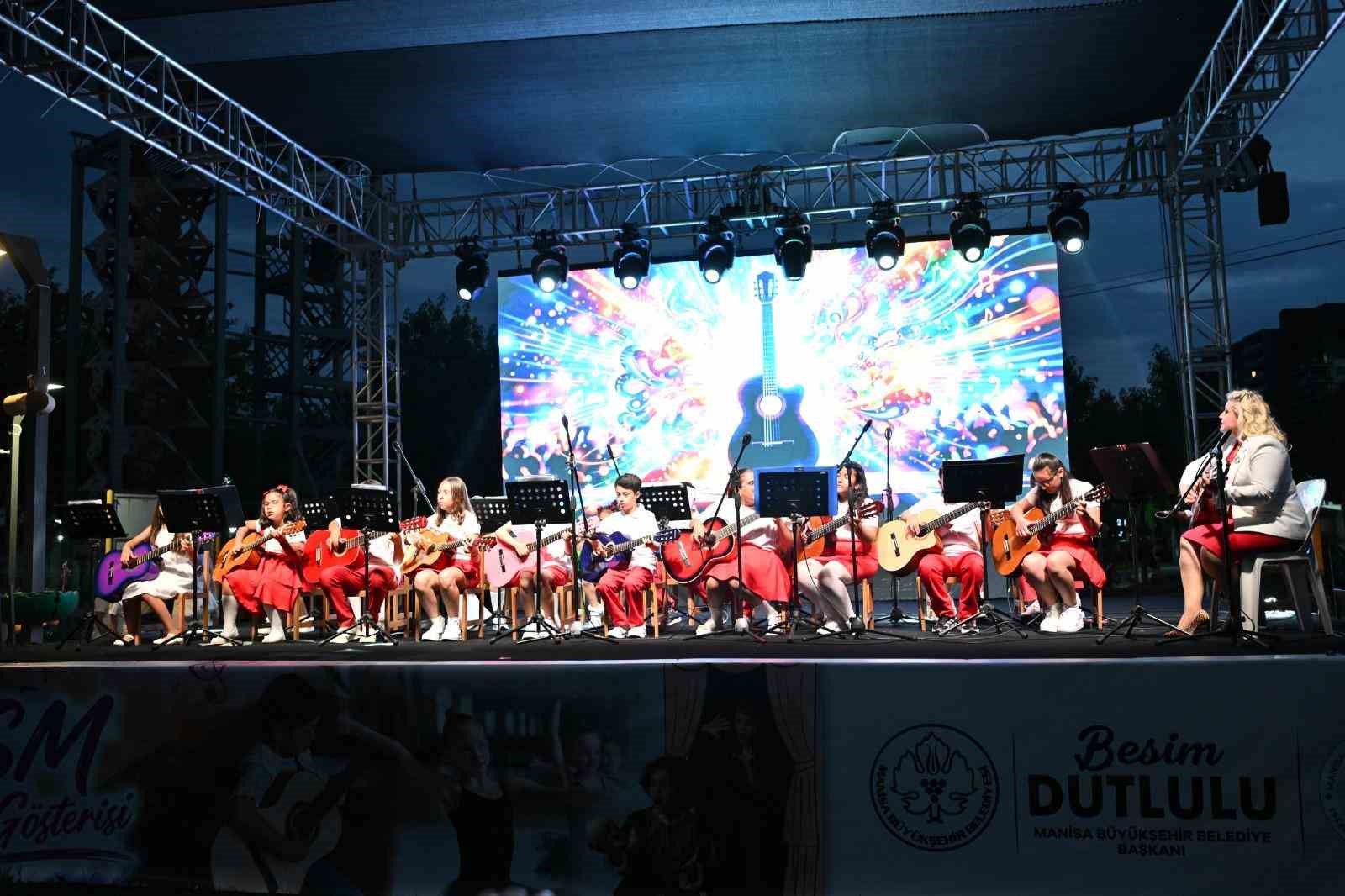 Manisa Büyükşehir’in minikleri yıl sonu gösterisinde alkış topladı