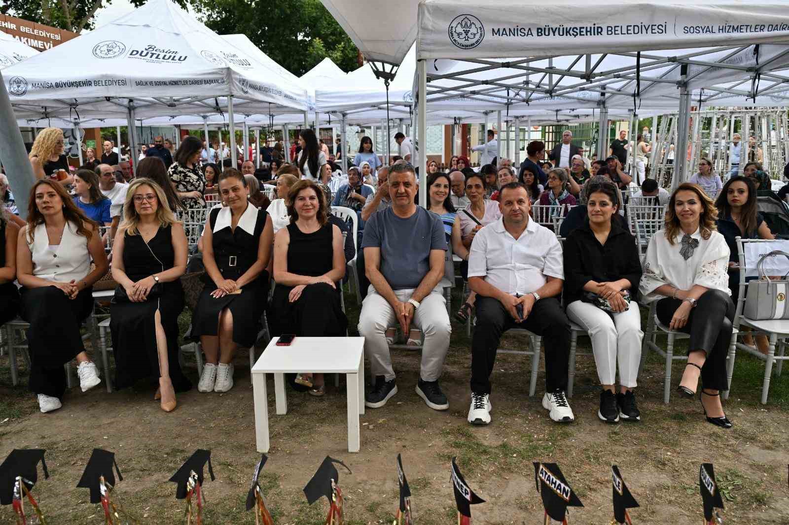 Manisa Büyükşehir’in minikleri yıl sonu gösterisinde alkış topladı