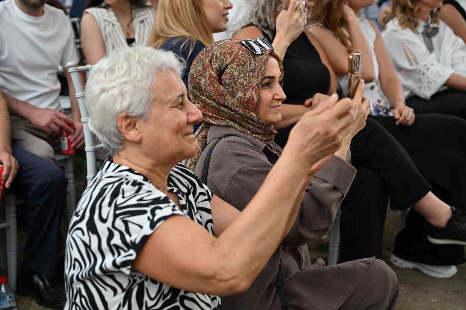Manisa Büyükşehir’in minikleri yıl sonu gösterisinde alkış topladı
