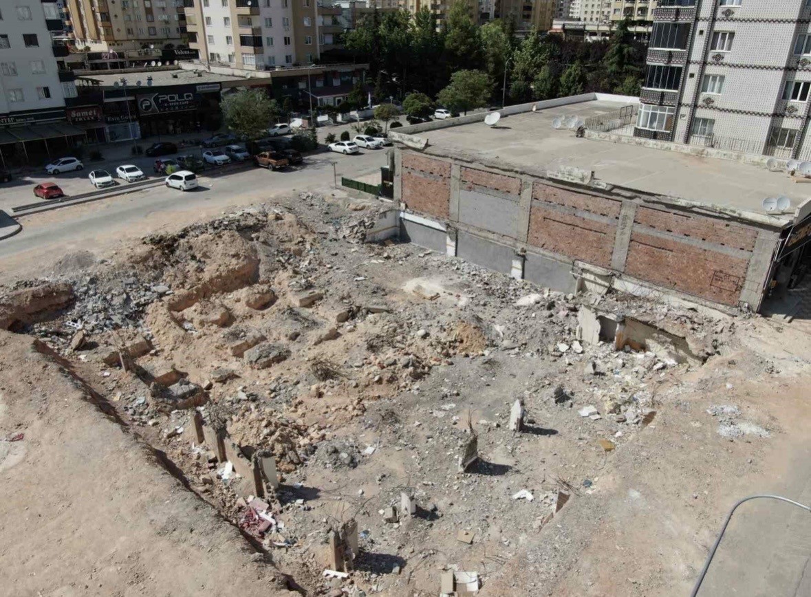 49 kişiye mezar olan Emre Apartmanı davasında belediye çalışanları hakim karşısında