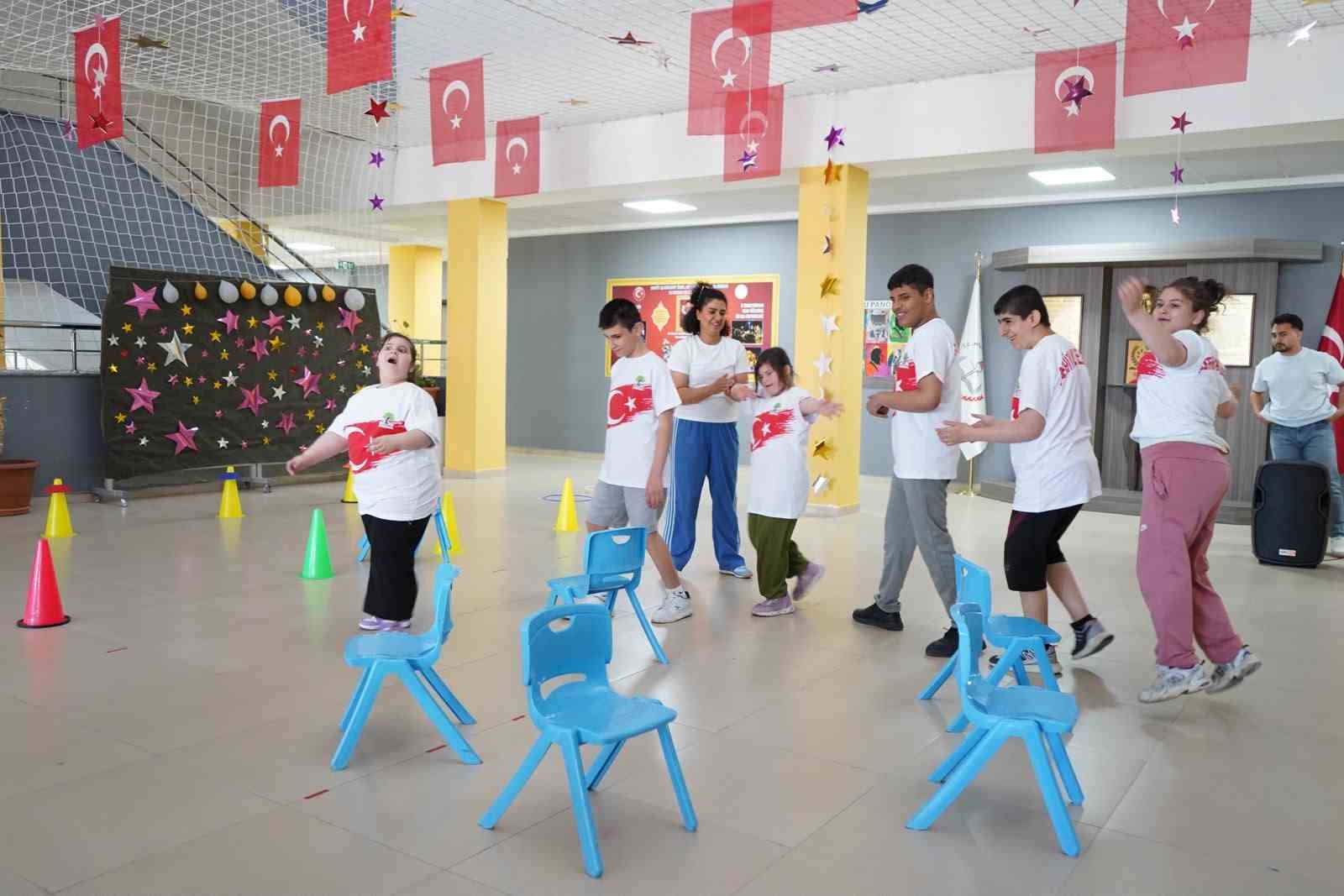Spor festivali, özel ihtiyaçlı öğrencilerin yüzünü güldürdü