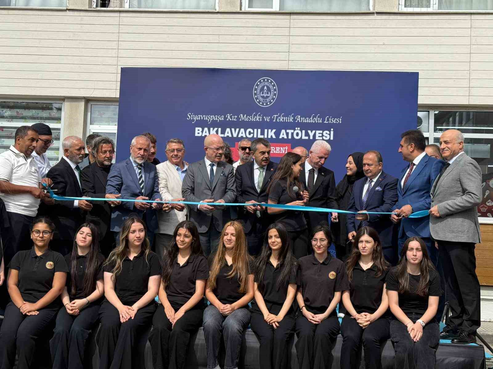 Bakan Tekin: "Bizim işimiz milli birliğimizi, beraberliğimizi güçlendirecek bir eğitim vermek"