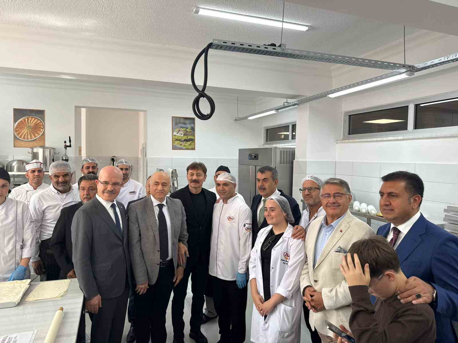 Bakan Tekin: "Bizim işimiz milli birliğimizi, beraberliğimizi güçlendirecek bir eğitim vermek"