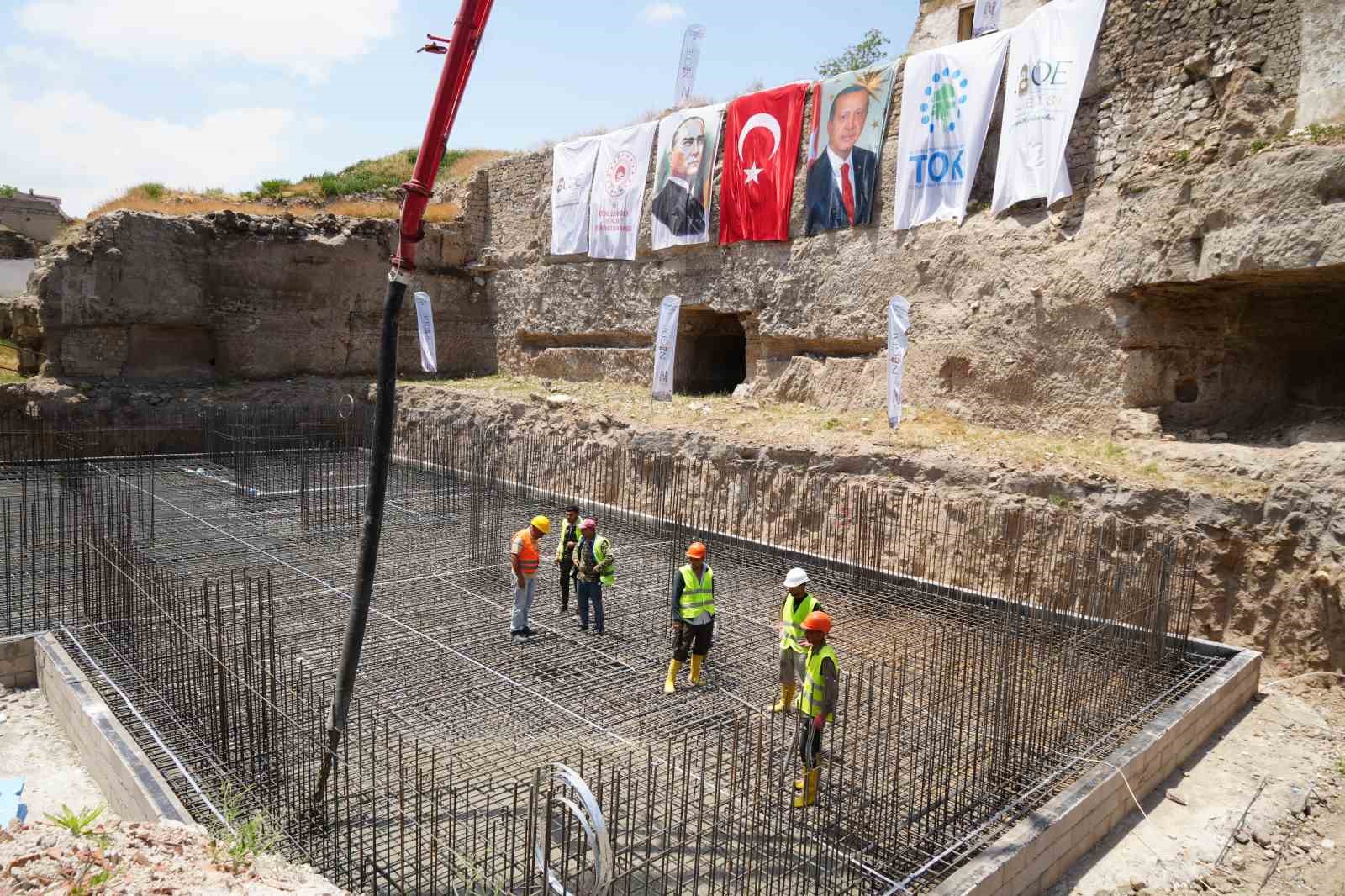 Niğde’nin sınırsız bütçeli Kale ve Çevresi Yenileme Projesi’nde ilk harç döküldü