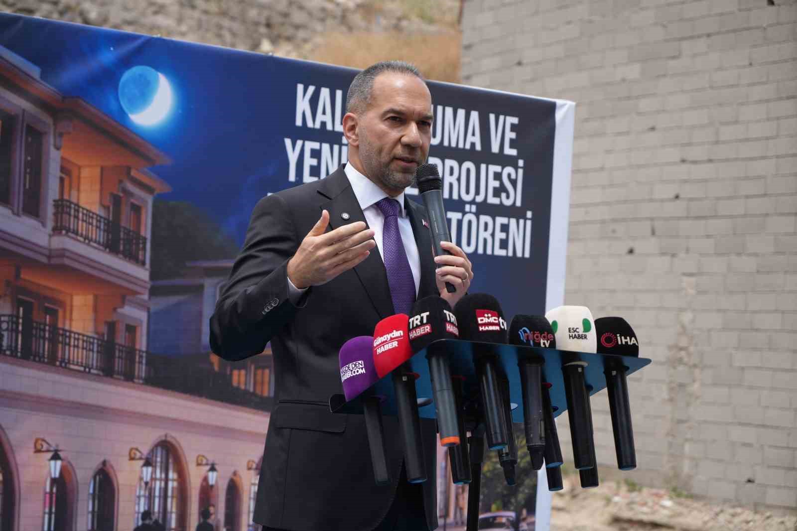 Niğde’nin sınırsız bütçeli Kale ve Çevresi Yenileme Projesi’nde ilk harç döküldü