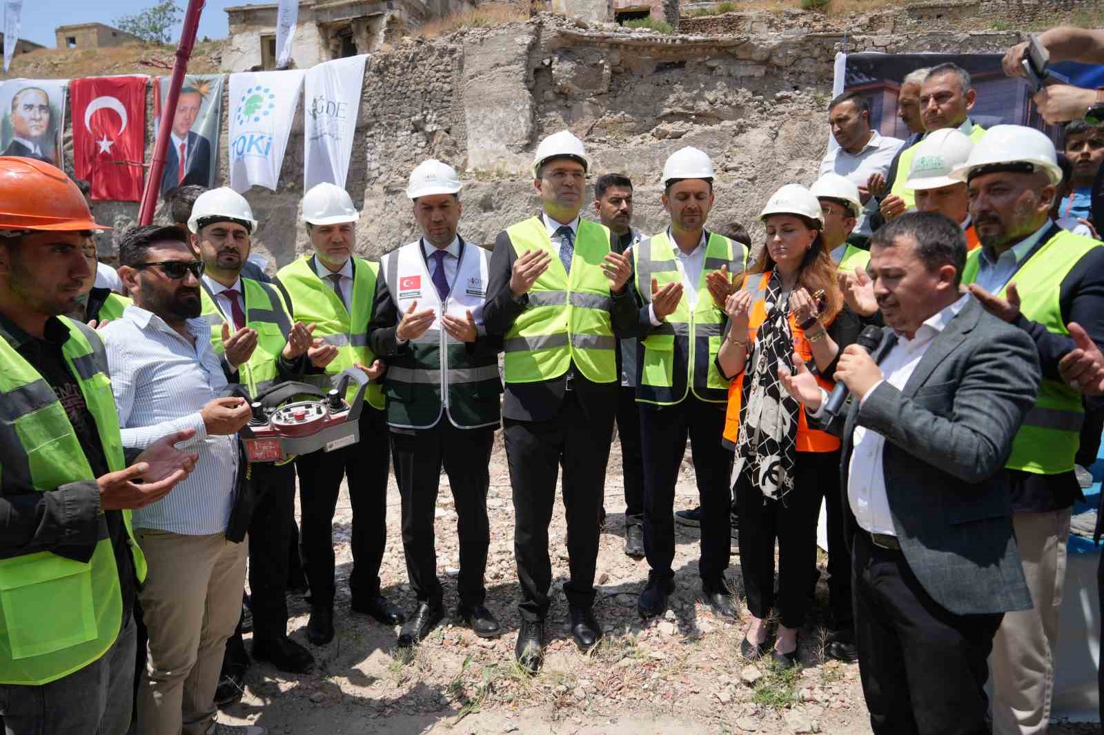 Niğde’nin sınırsız bütçeli Kale ve Çevresi Yenileme Projesi’nde ilk harç döküldü