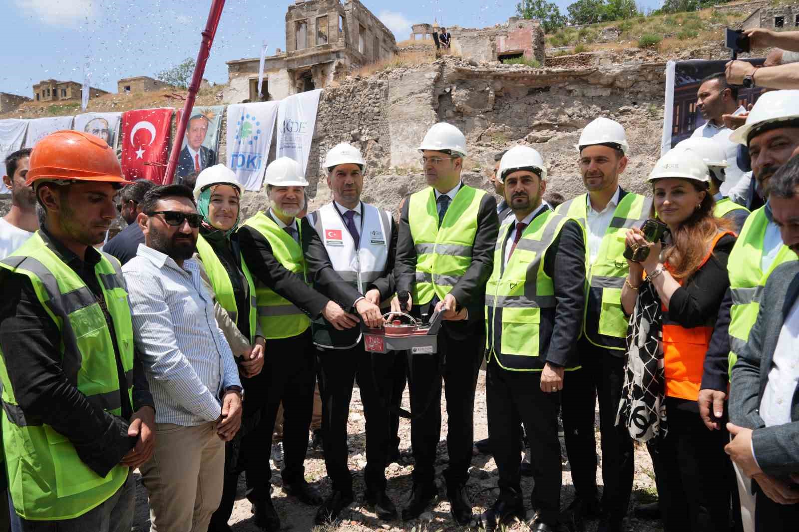 Niğde’nin sınırsız bütçeli Kale ve Çevresi Yenileme Projesi’nde ilk harç döküldü
