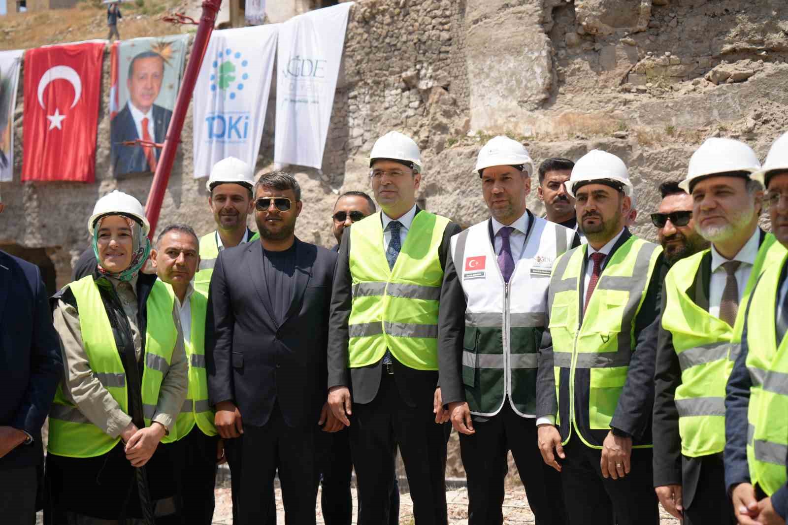 Niğde’nin sınırsız bütçeli Kale ve Çevresi Yenileme Projesi’nde ilk harç döküldü