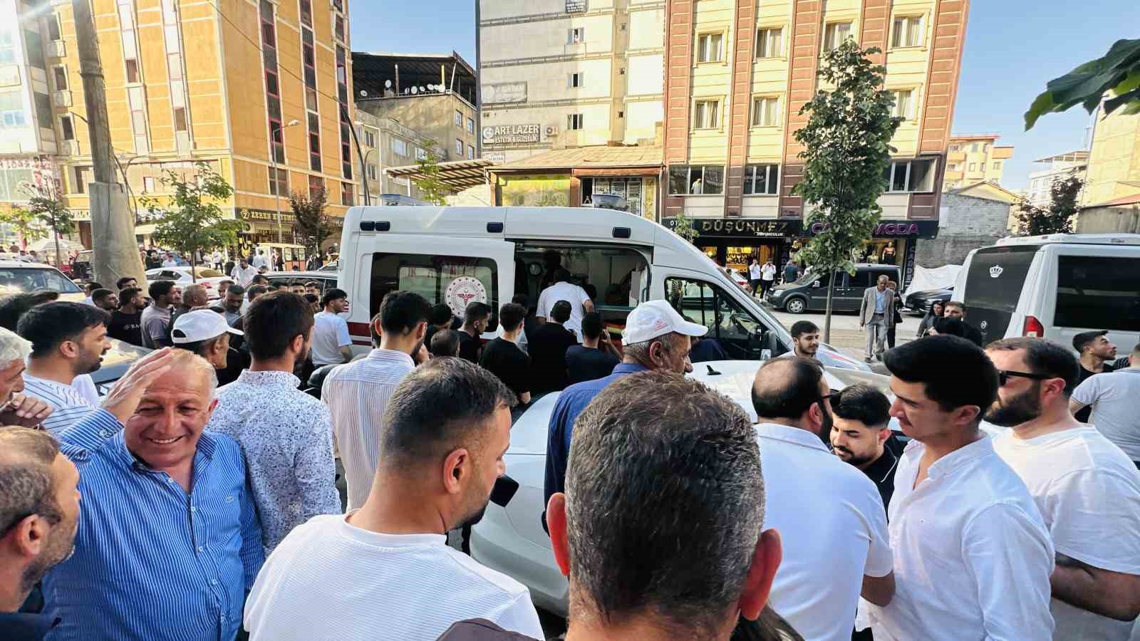 Binanın en üst katında intihara kalkışan şahsı son anda kurtardı: O anlar kamerada