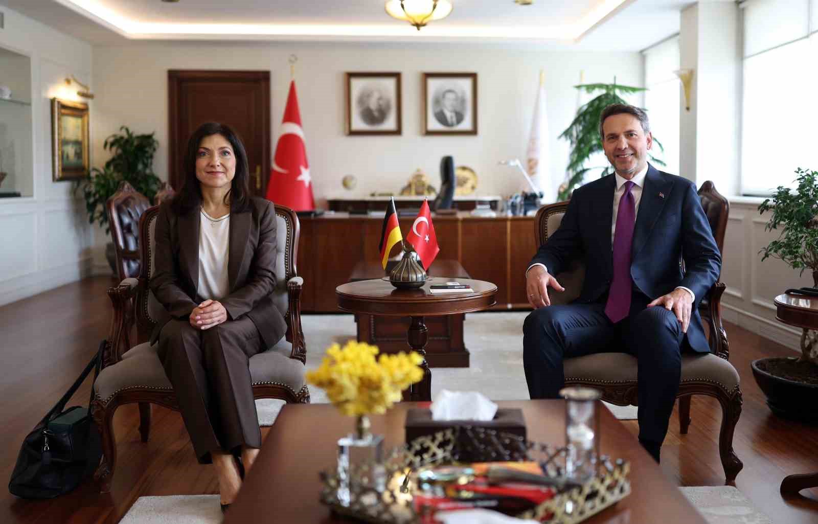 Bakan Bayraktar: "Bugün enerji güvenliğinden söz ederken kritik mineralleri ve nadir toprak elementlerini de konuşmak zorundayız"