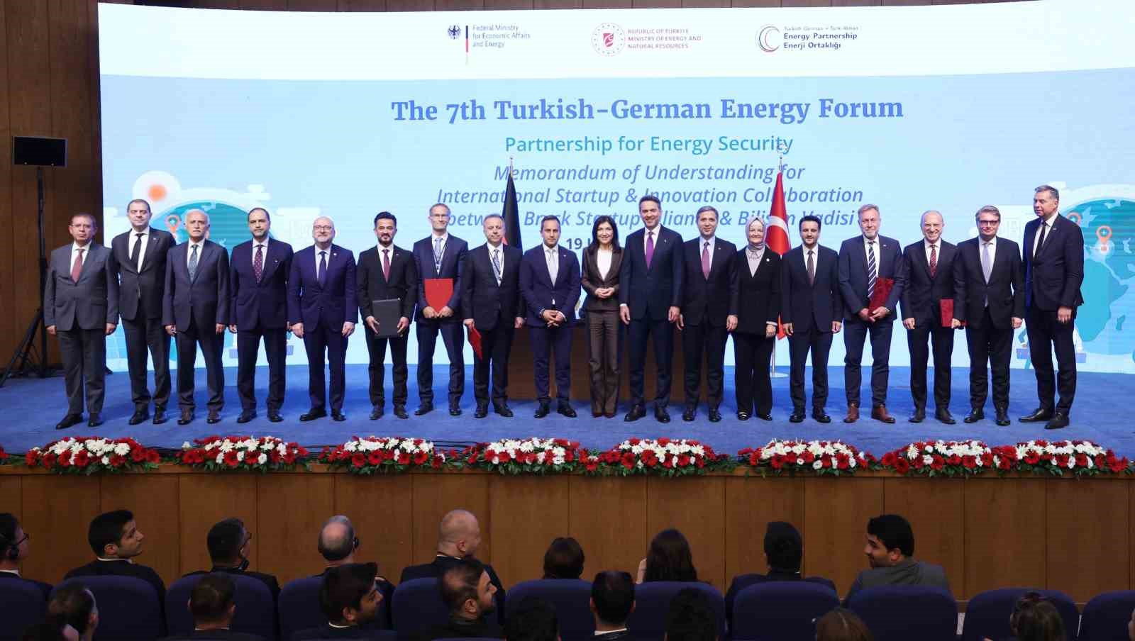 Bakan Bayraktar: "Bugün enerji güvenliğinden söz ederken kritik mineralleri ve nadir toprak elementlerini de konuşmak zorundayız"