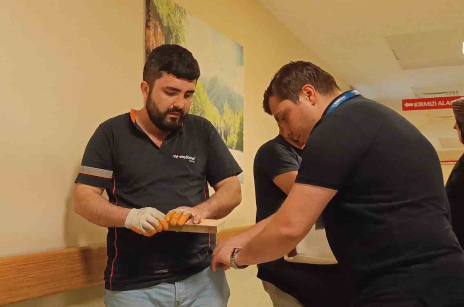 Çiviyi tahta yerine eline çaktı hastaneye kaldırıldı