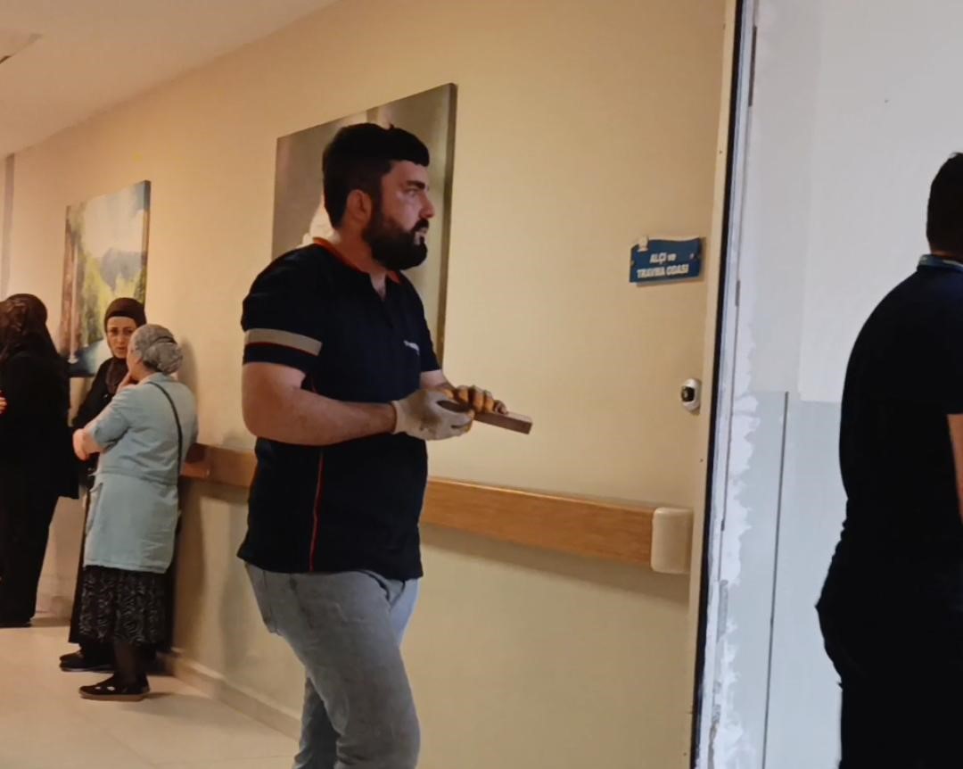 Çiviyi tahta yerine eline çaktı hastaneye kaldırıldı