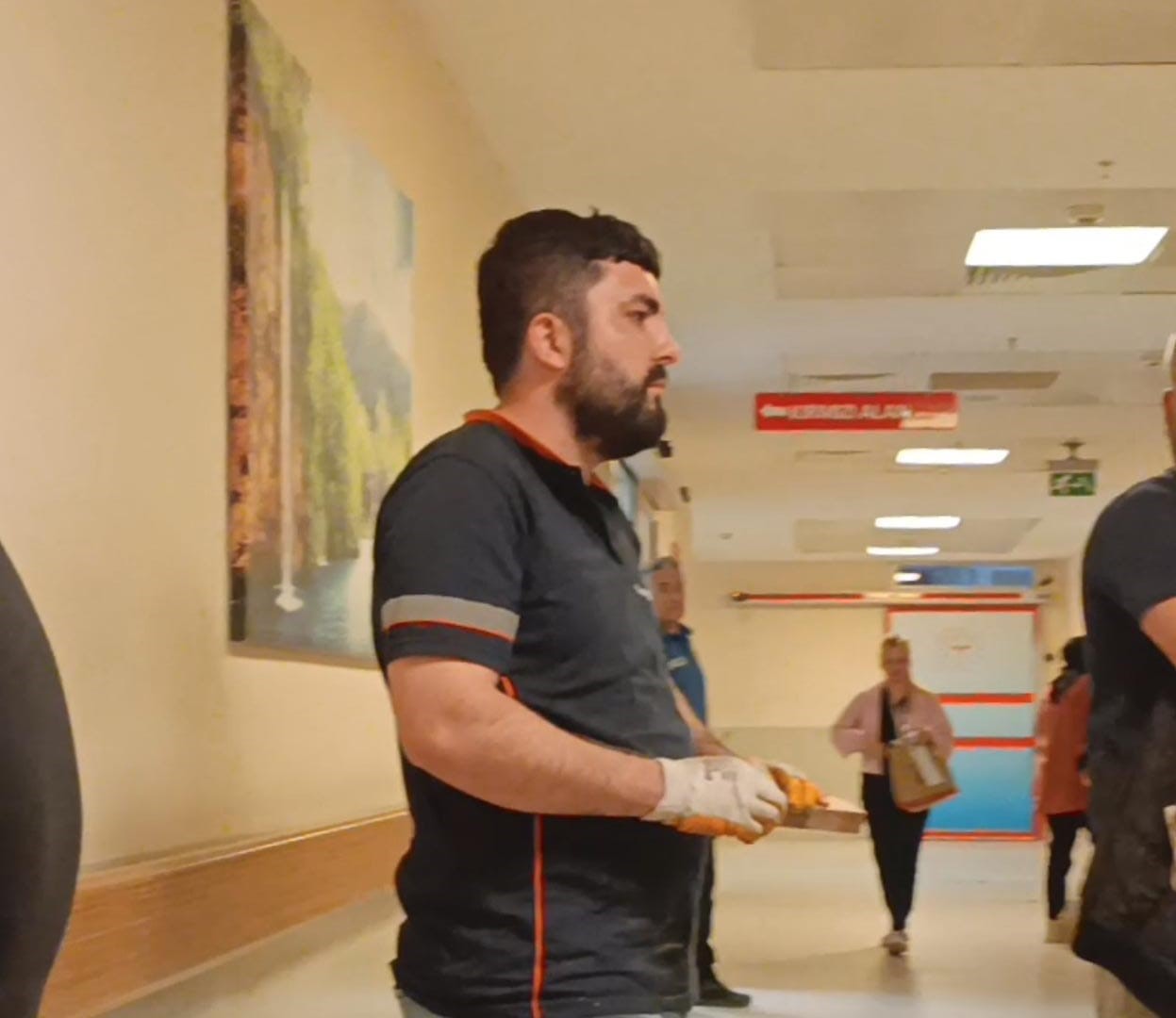 Çiviyi tahta yerine eline çaktı hastaneye kaldırıldı