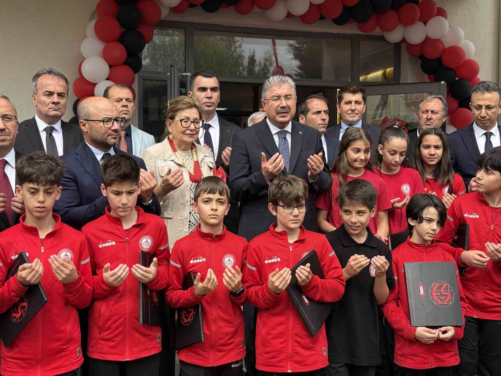 Eskişehir’de Fethi Heper Spor Ortaokulu düzenlenen törenle hizmete açıldı