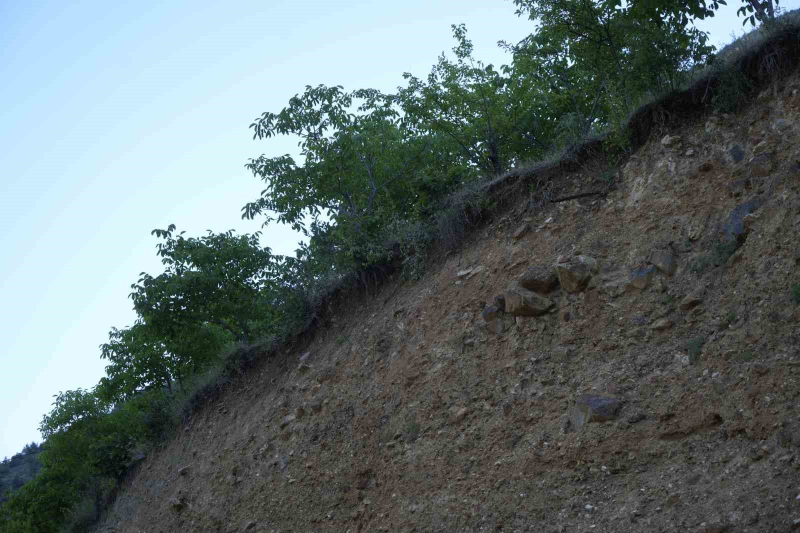 Gümüşhane’de vatandaşların tapulu arazileri toprak kaymaları nedeniyle her geçen gün küçülüyor