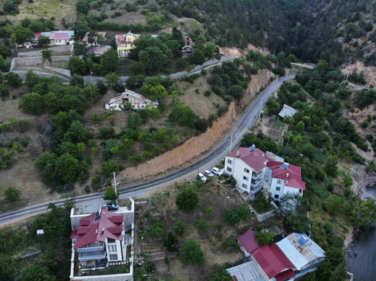 Gümüşhane’de vatandaşların tapulu arazileri toprak kaymaları nedeniyle her geçen gün küçülüyor