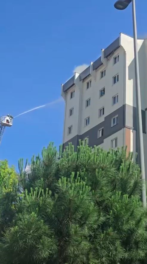 Küçükçekmece’de 11 katlı binanın çatısında çıkan yangında can pazarı yaşandı