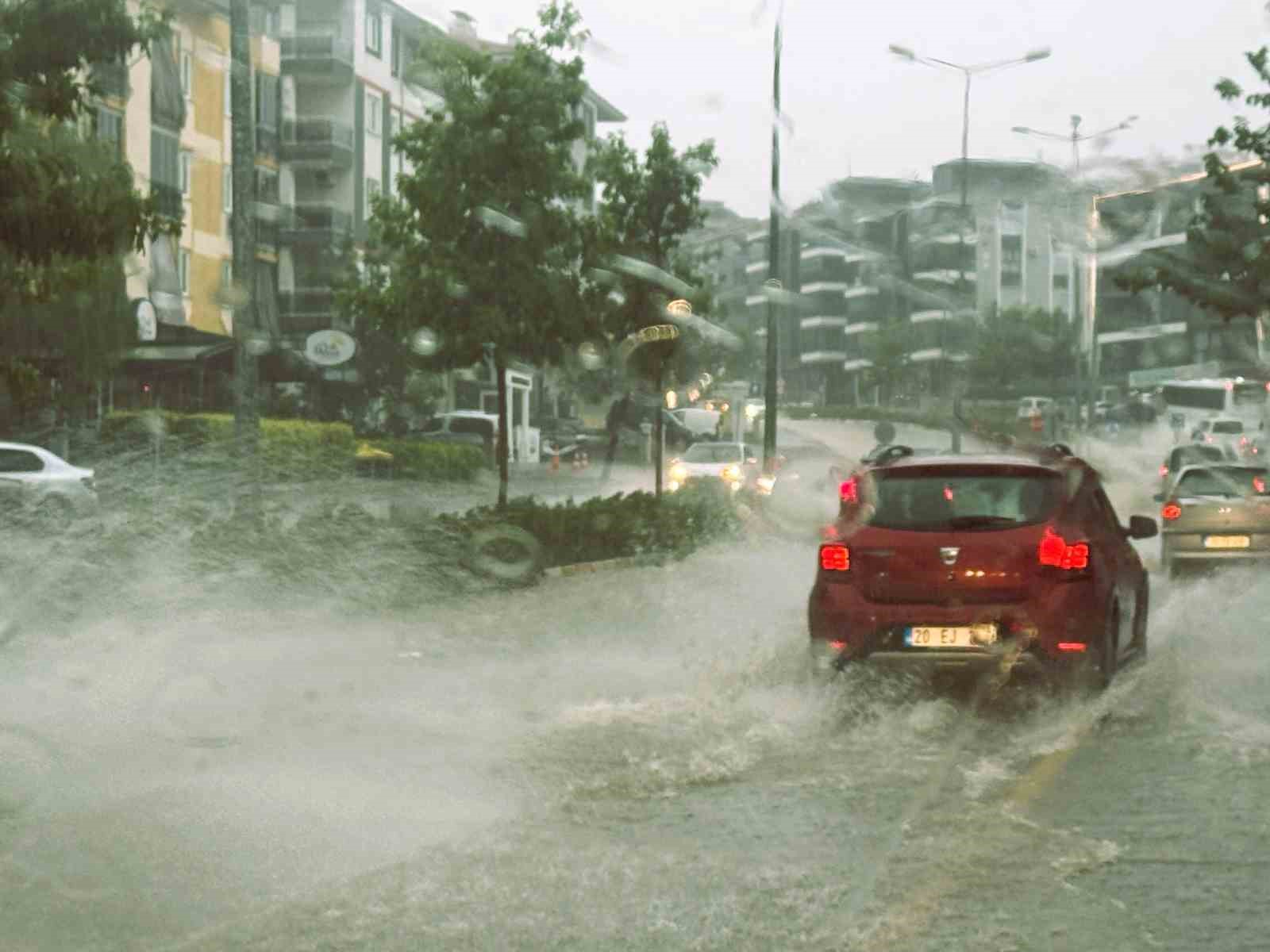 Denizli’de şiddetli yağış trafiği felç etti
