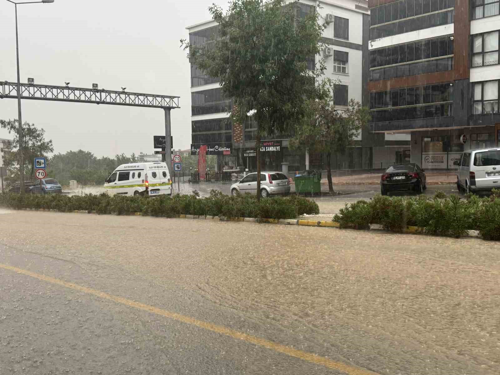 Denizli’de şiddetli yağış trafiği felç etti