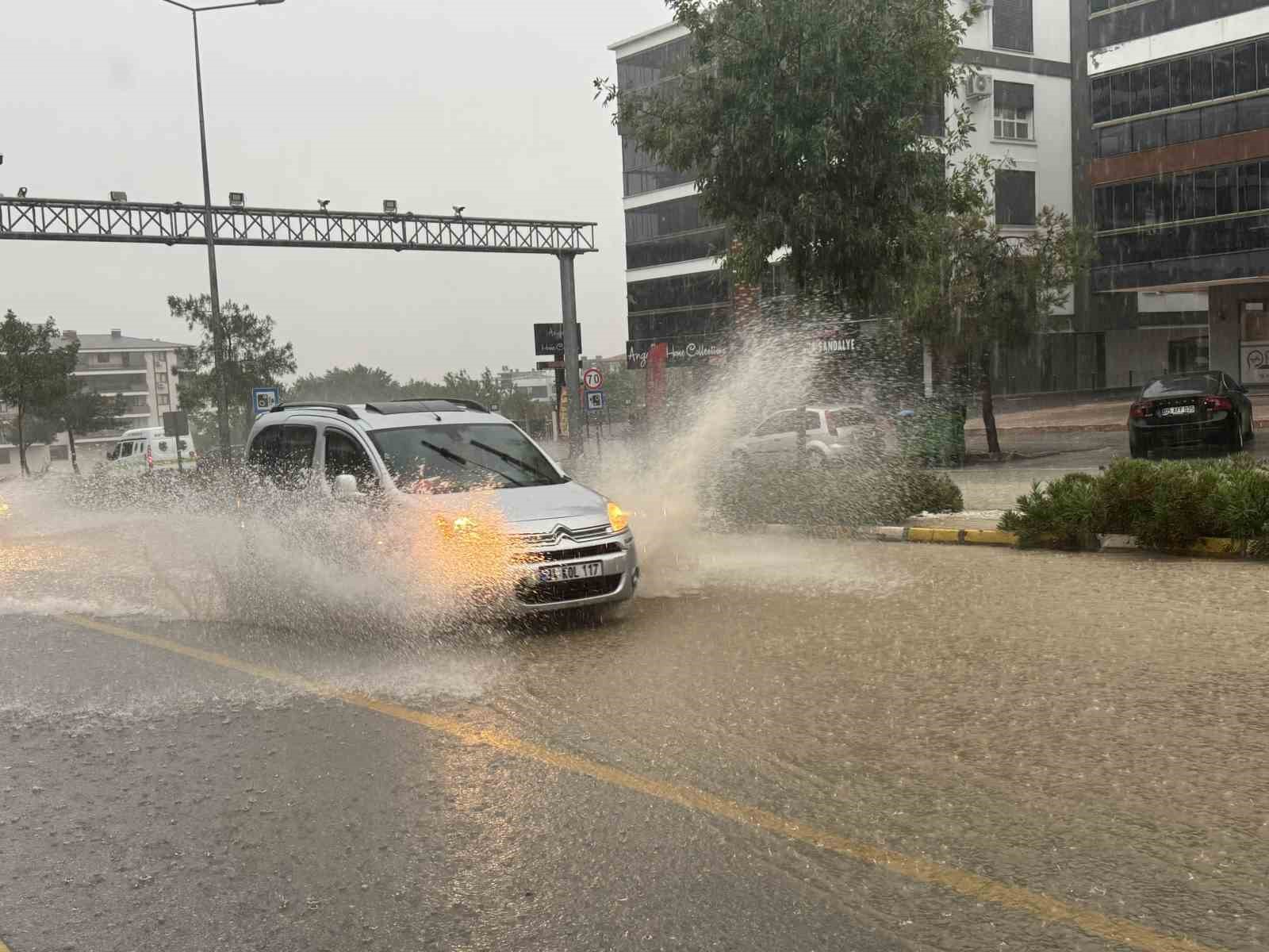 Denizli’de şiddetli yağış trafiği felç etti