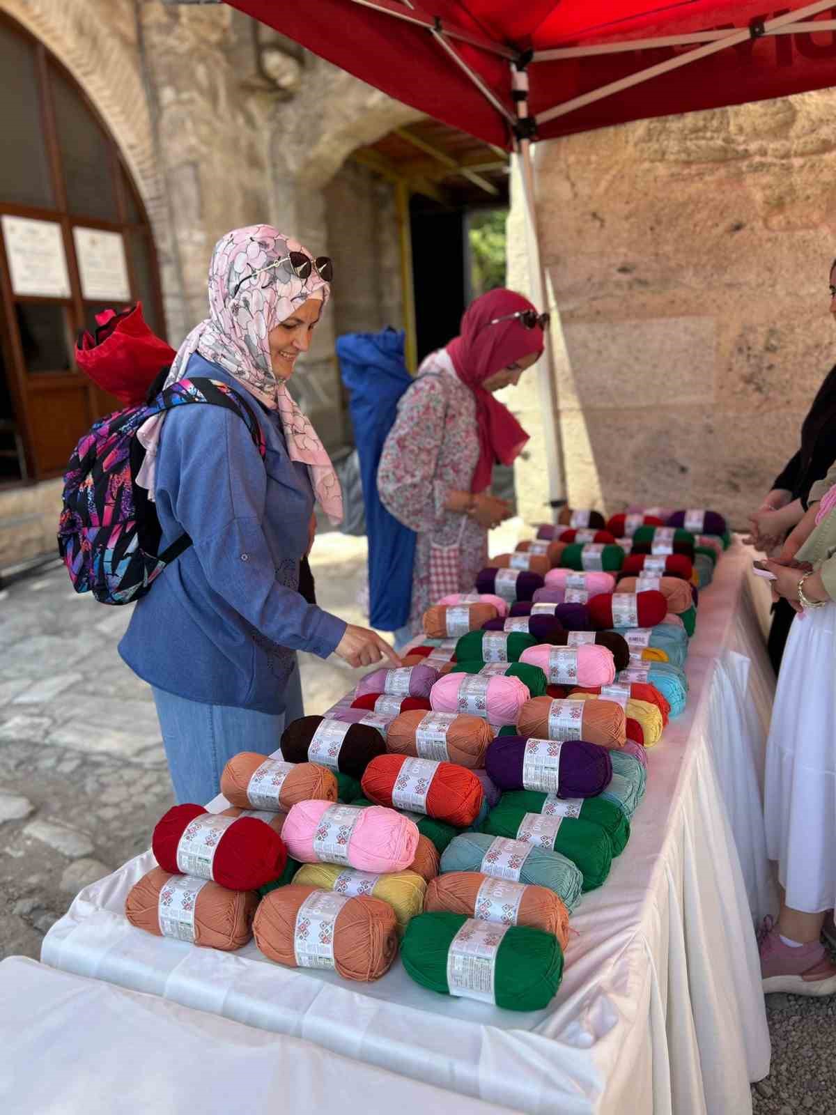 Tarihi Yedikule Hisarı’nda 600 örgü tutkunu bir araya geldi