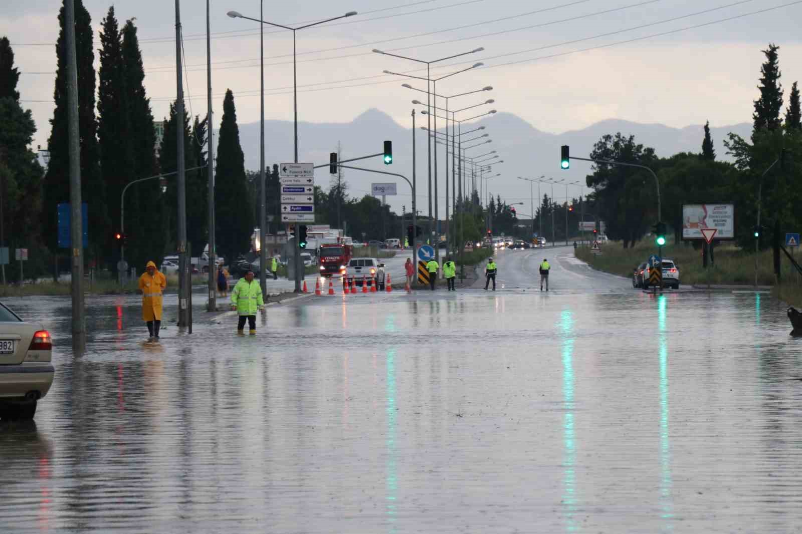 Denizli’de sağanak nedeniyle karayolu ulaşıma kapandı