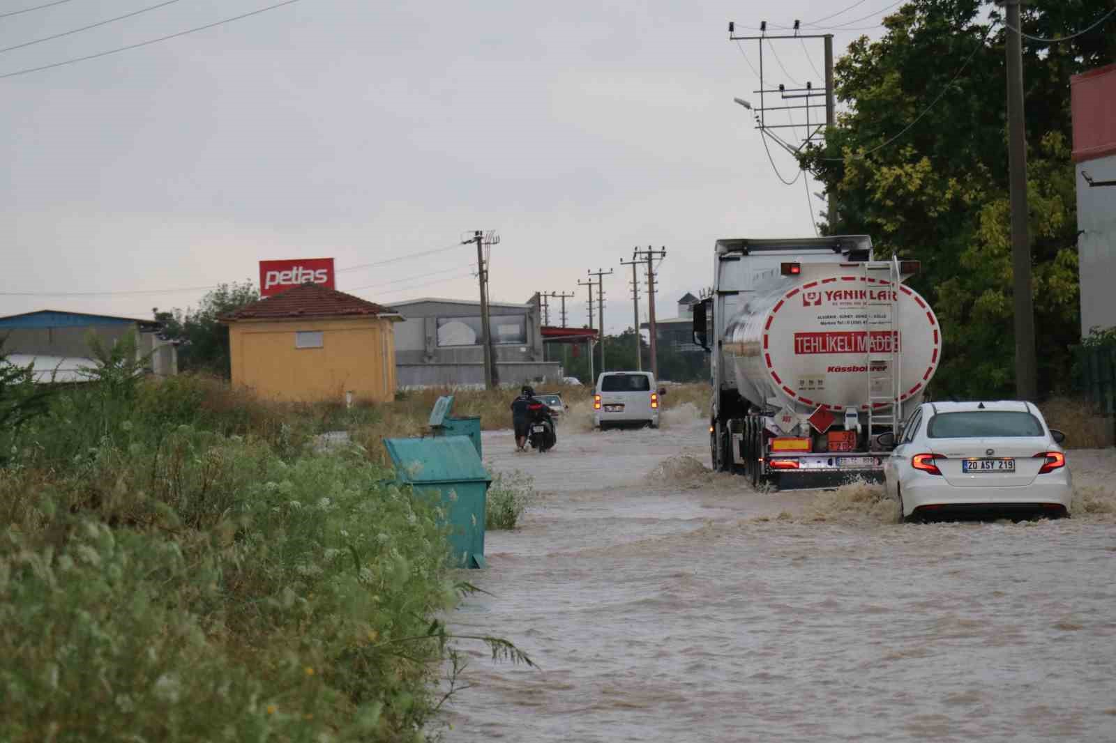 Denizli’de sağanak nedeniyle karayolu ulaşıma kapandı