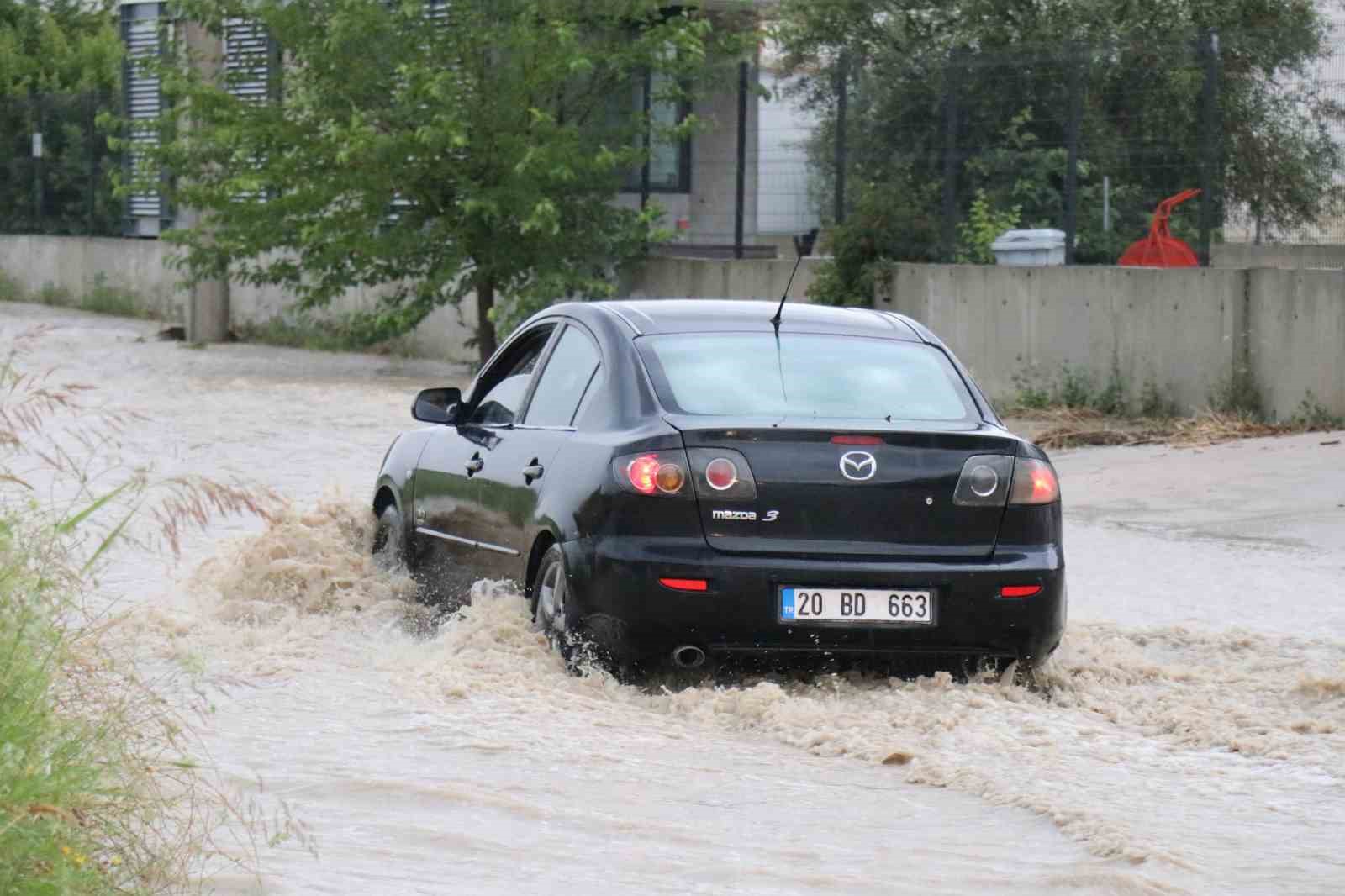 Denizli’de sağanak nedeniyle karayolu ulaşıma kapandı