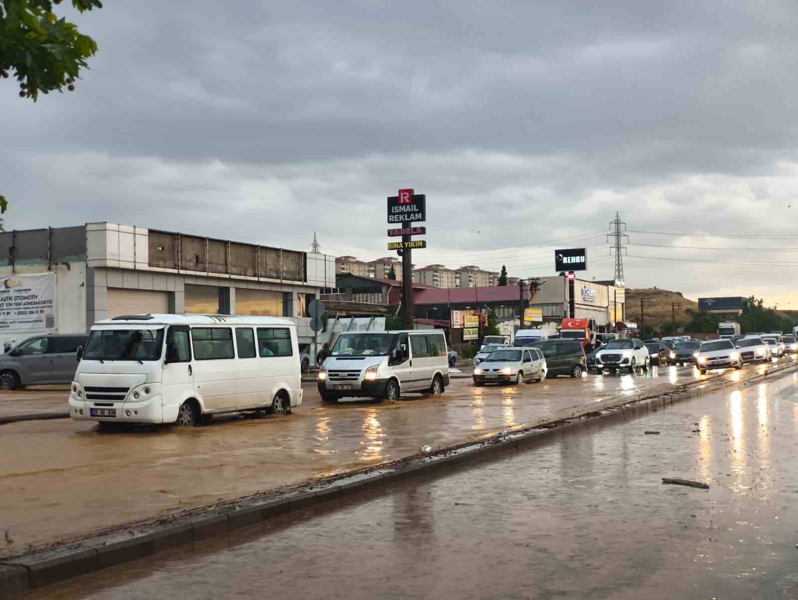 Denizli’de sağanak nedeniyle karayolu ulaşıma kapandı