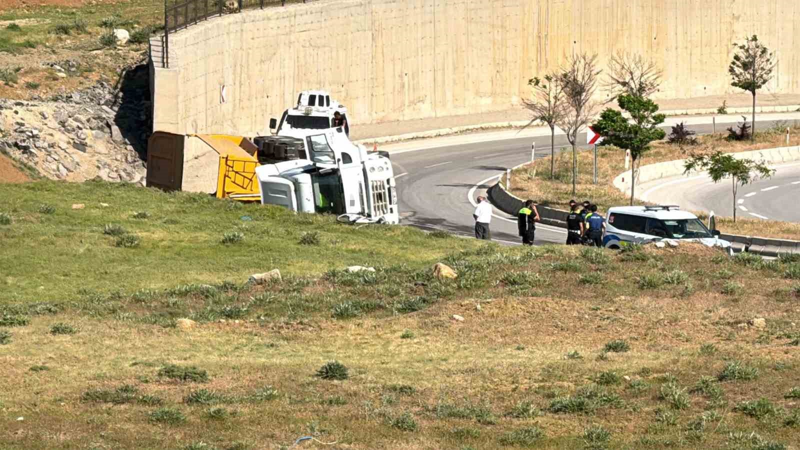 Yüksekova’da hafriyat yüklü kamyon devrildi